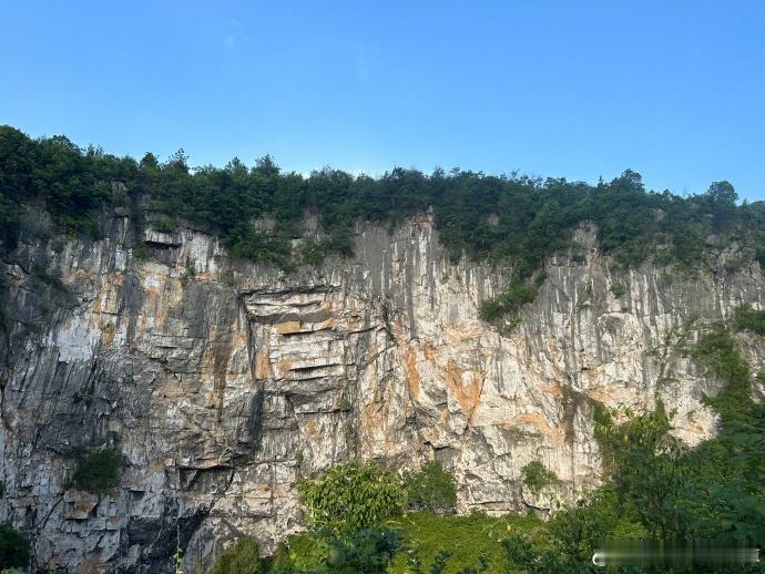 #王一博70米天坑索降# ​​​#王一博探索新境难度升级# ​难度升级，王一博在