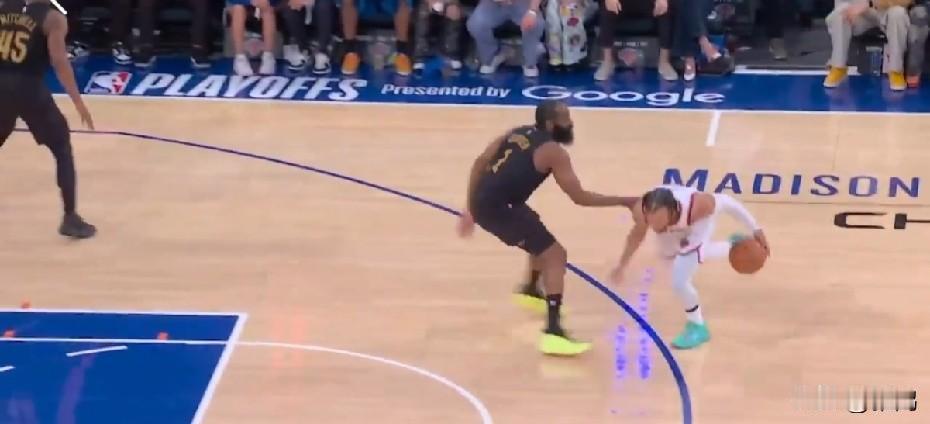 哈登可能是此生唯一的一次被按在地上摩擦吧。正在进行的NBA东部决赛，骑士大比分领