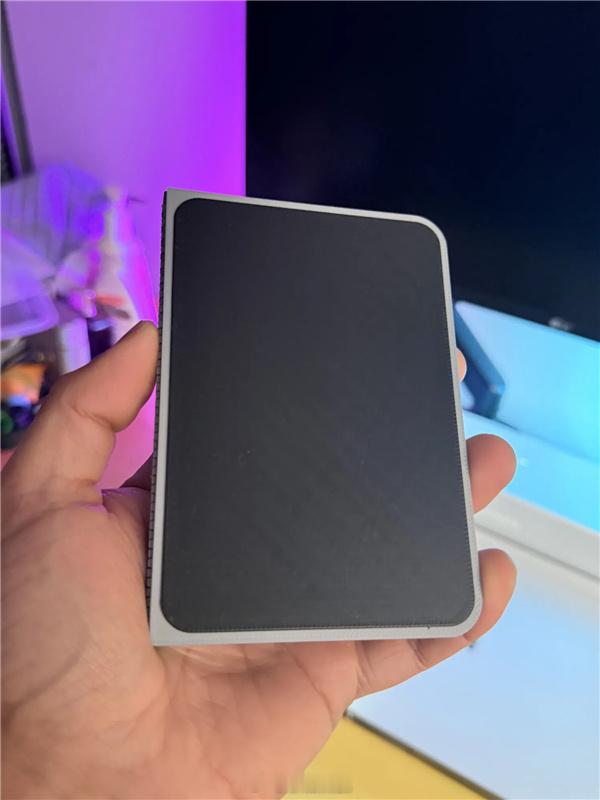 iPhoneFold机模出炉 这小胖子怎么感觉见过，眼熟，特别眼熟