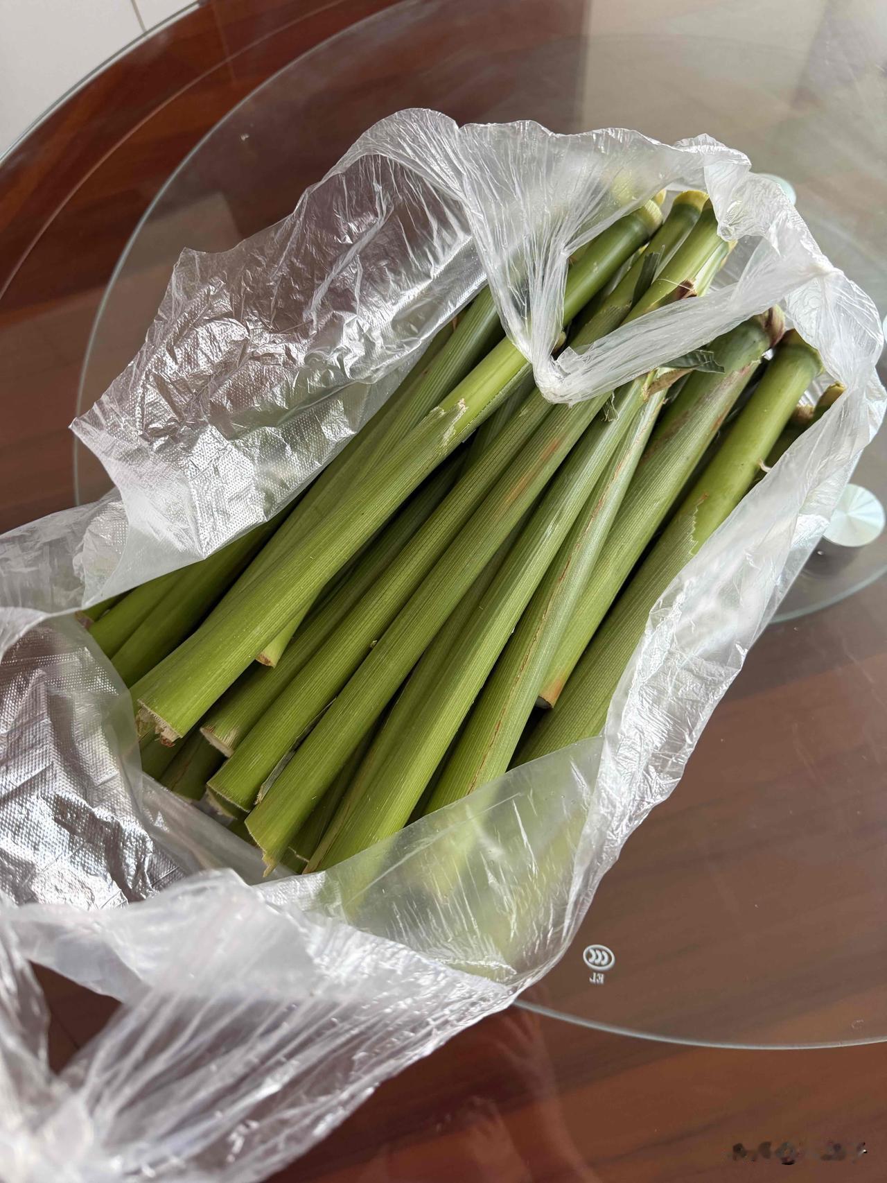 有一种零食，只有江浙沪长大的人才懂，上海人叫它芦稷，也叫甜芦粟，外地很多朋友看见