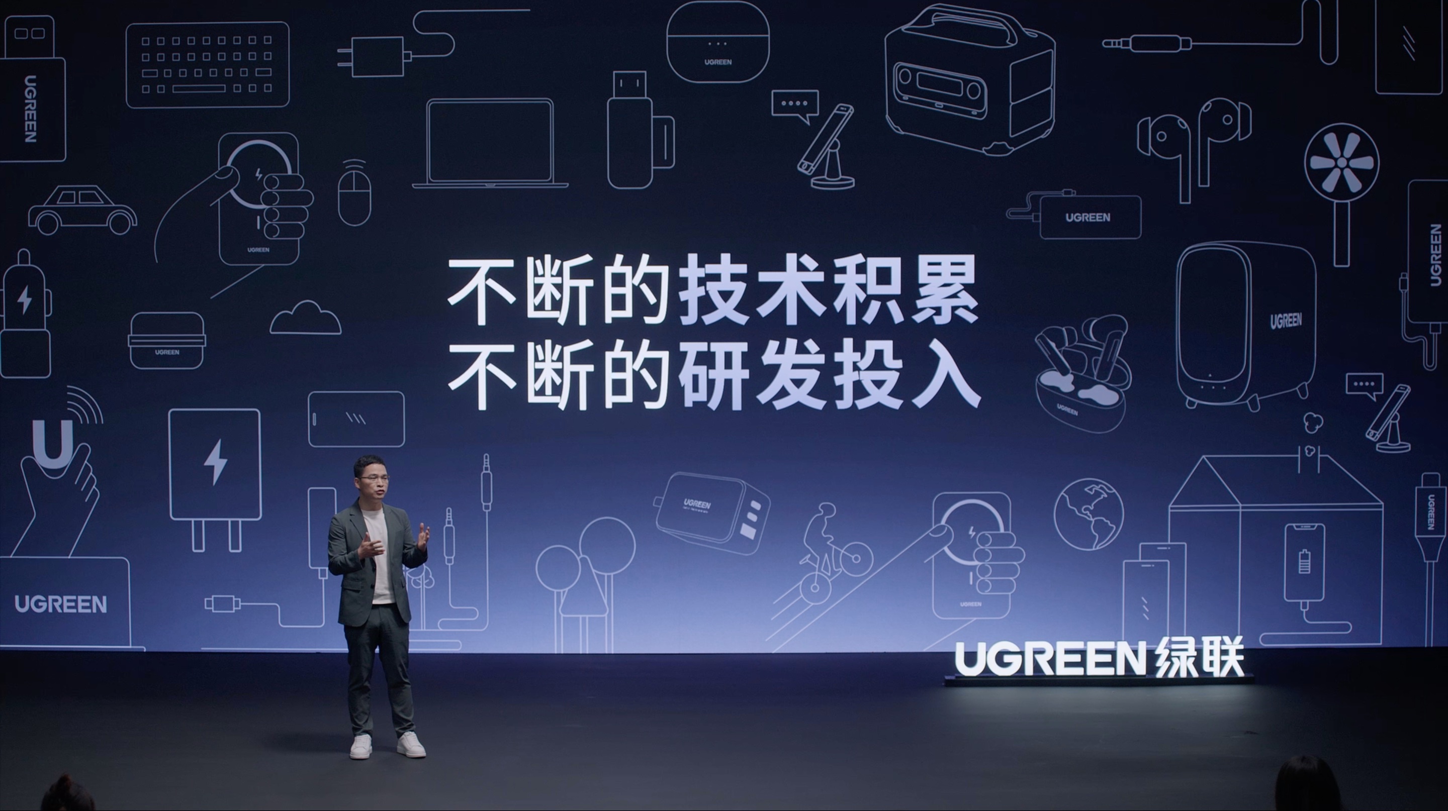 打了个飞滴来深圳参加了绿联的发布会，这次发布的产品是 NAS私有云DXP系列，他