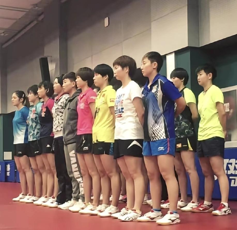 谁能想到，后排那个小黄衣小孩后来成了大魔王！✨
 
九年前的1月20号，是莎莎拼