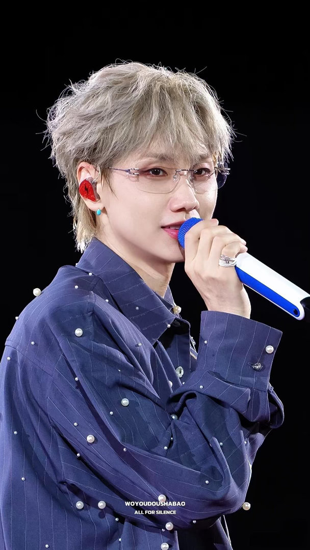 汪苏泷捡到粉丝手机别人追星是举手机拍他，这位粉丝追星是手机掉了，他弯腰帮她捡。最