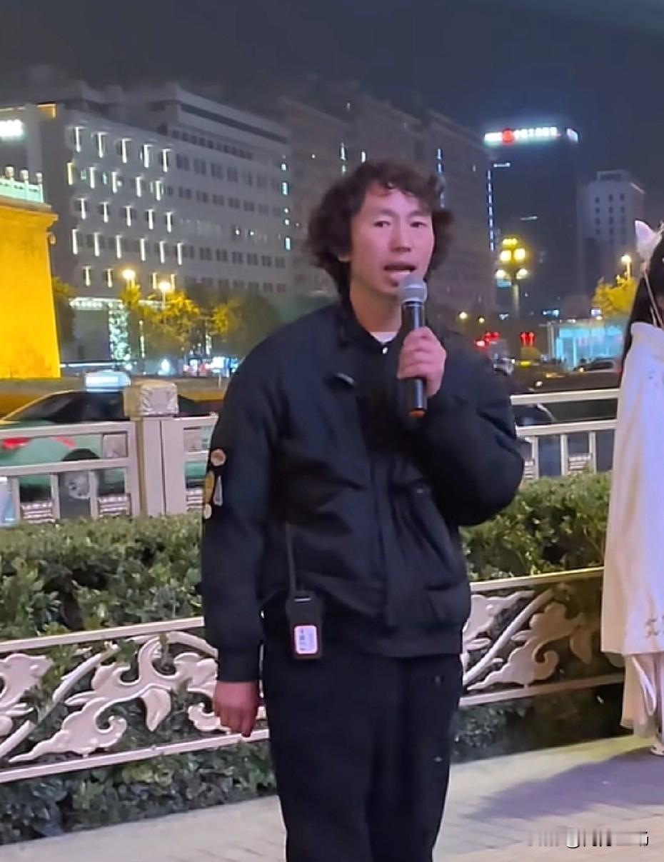 谁都有低谷的。国际巨星庞麦郎2023年街头直播，直播间就十几个铁粉，现场连个围观