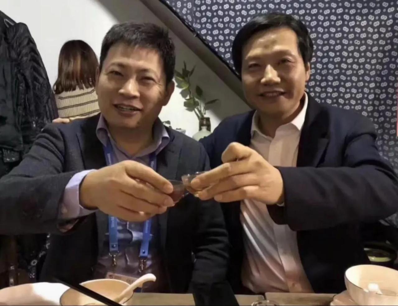 嘴：军军，起这么早？
军：一宿没睡
嘴：怎么了？是害怕？
军：不是，是只要一闭上
