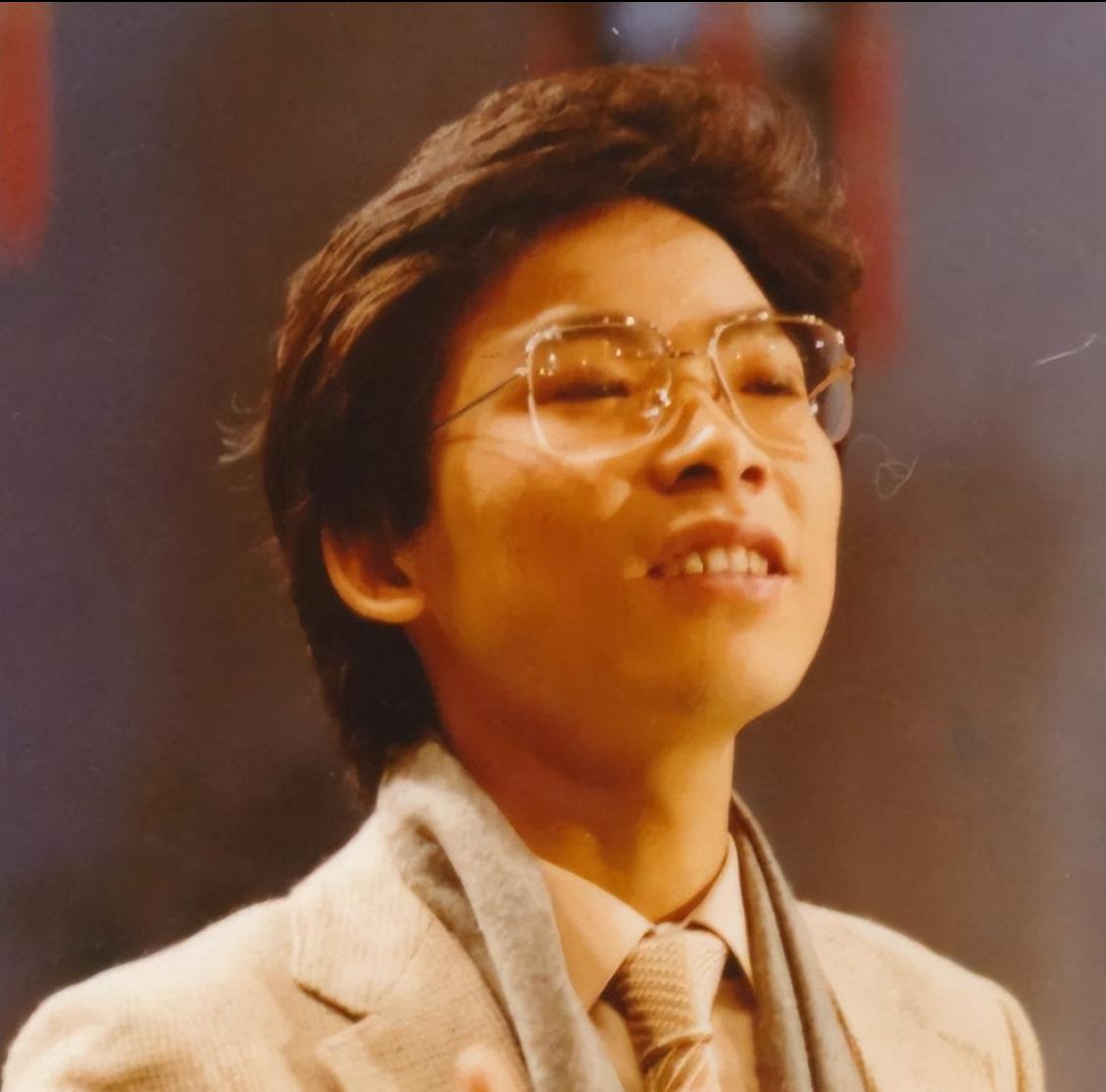 1984年，歌手张明敏得知祖国获得亚运会的举办权，但经费却严重不足还差6亿资金缺