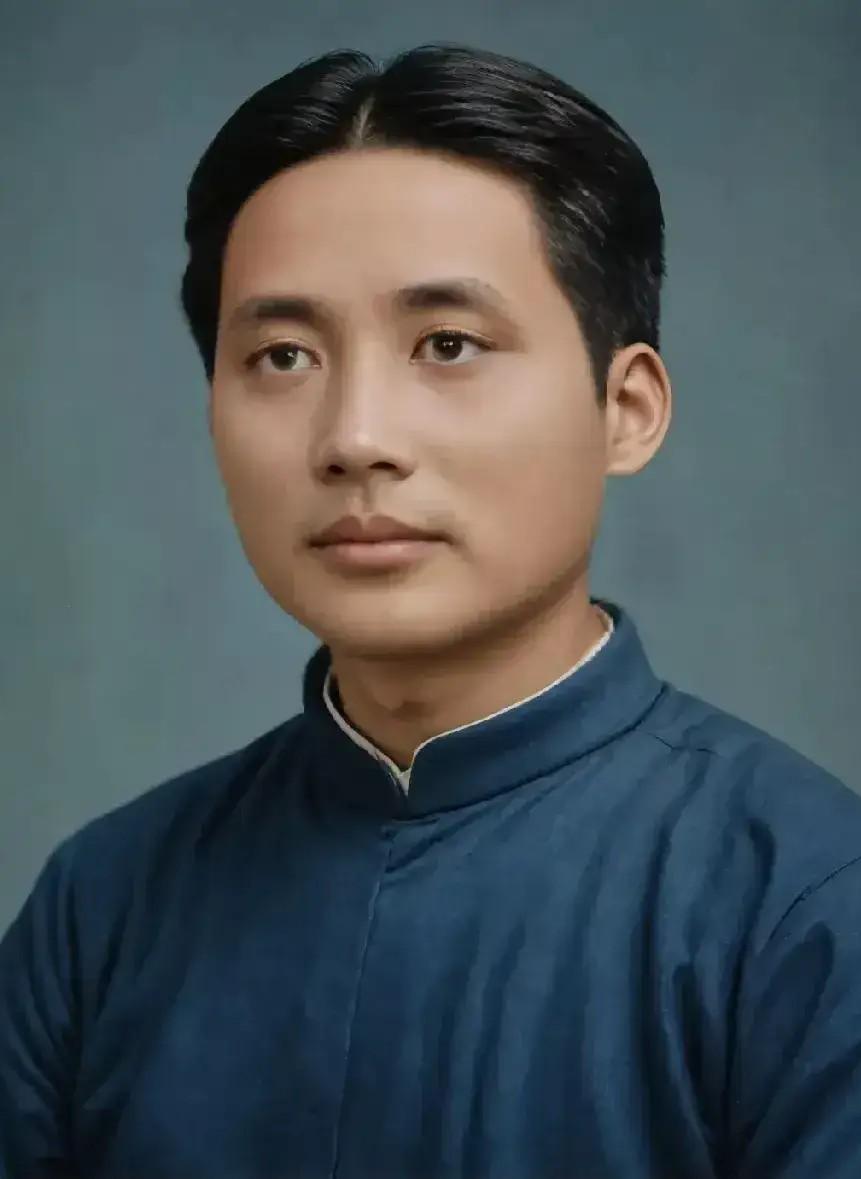 1925年秋，毛主席担任国民党中央宣传部代理部长一职。此时的毛主席真是英气逼人，