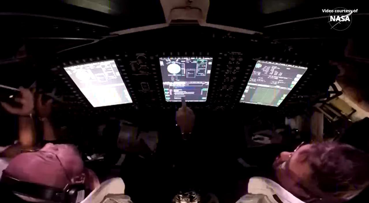 四名宇航员，在猎户座飞船的内景公开了，图1图2，看看像不像？

阿尔忒弥斯2号发