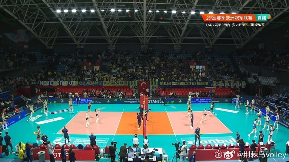 斯坎迪奇客场迎战费内巴切的比赛马上开始。去年欧冠总决赛就在费内场地进行的，费内只