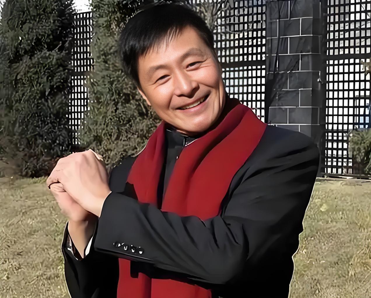 刘伟接到通知说师父马季晕倒了，他立马赶了过去，其实是师父已经去世了。

马季先生