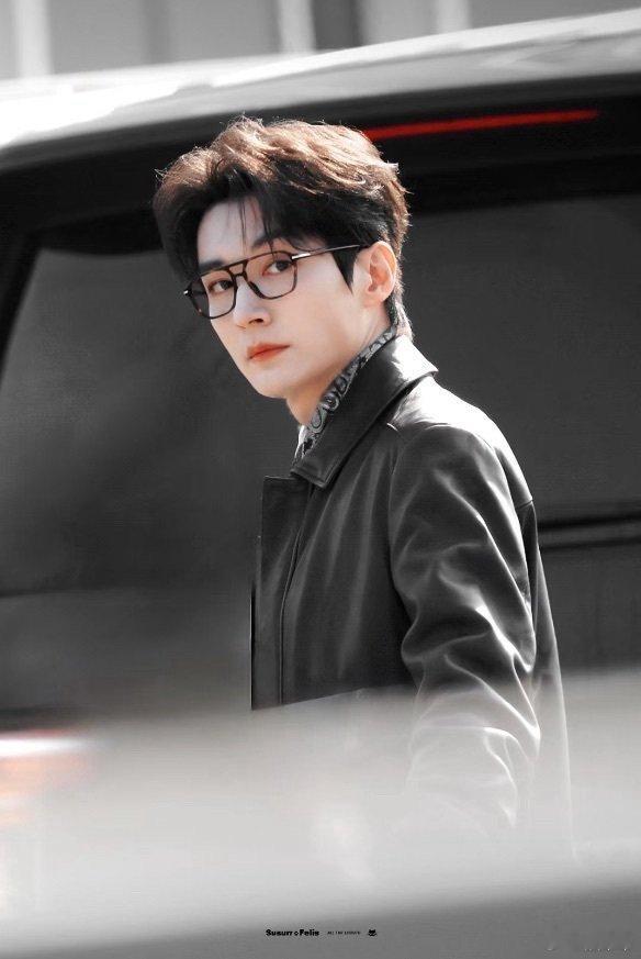 刘学义 以为内娱帅哥上新了 看米兰时装周，这戴眼镜的帅哥拍画报似的，还以为内娱上