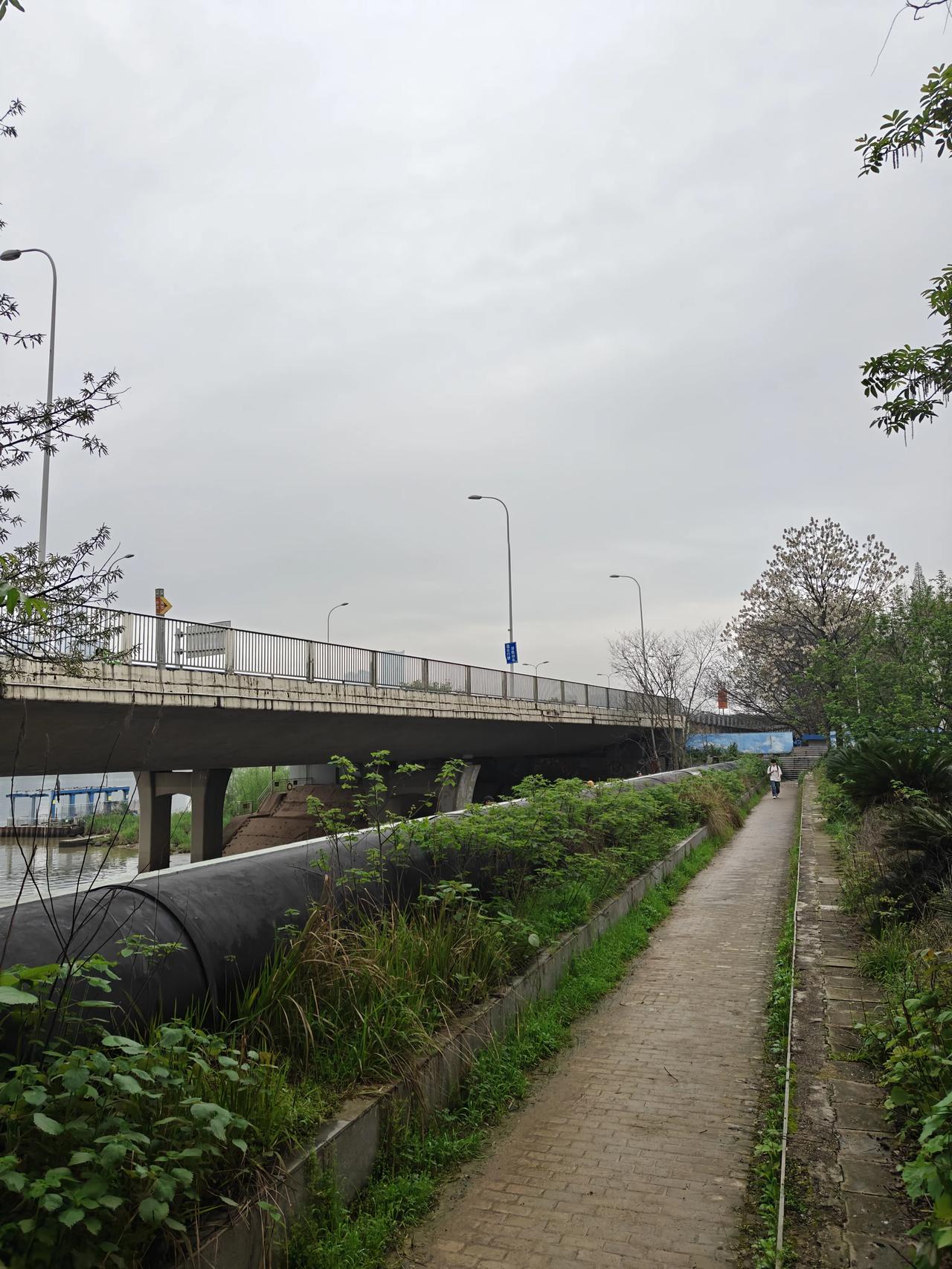 溁银桥最早从溁湾镇到银盆岭的必经之路，当年还在桥头进行设卡进行安全检查，也查获过