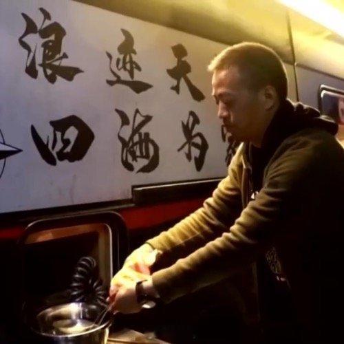 川渝志愿者赴吉隆为救援人员煮面一碗碗热面、一杯杯姜茶，为昼夜奔忙的救援工作者们撑
