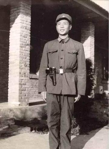 阎王：“凭什么再给你十秒？”贾云科:“再借我十秒钟，我能带来更多的人。”
 
1