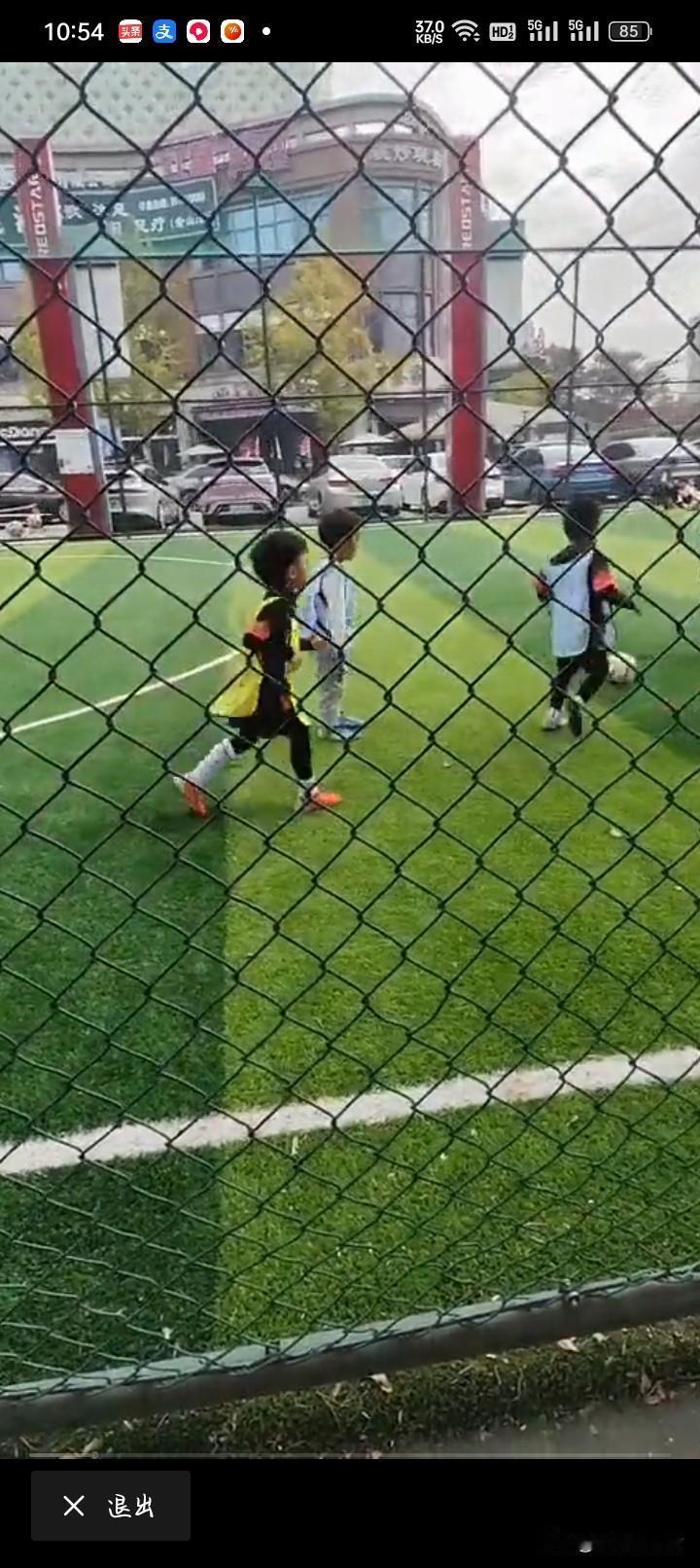 在阳光洒满的草地上踢球玩闹，这奔跑的小身影，才是童年最该有的样子！🌞