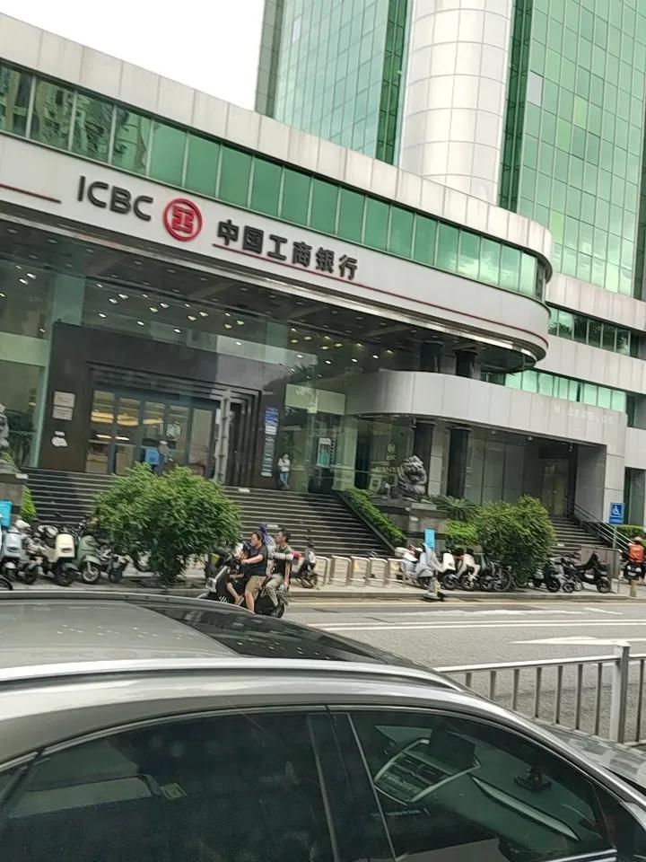 一位武汉股民最早在25.5元的位置建仓国电南瑞，一次性买入8000股。
入场之后