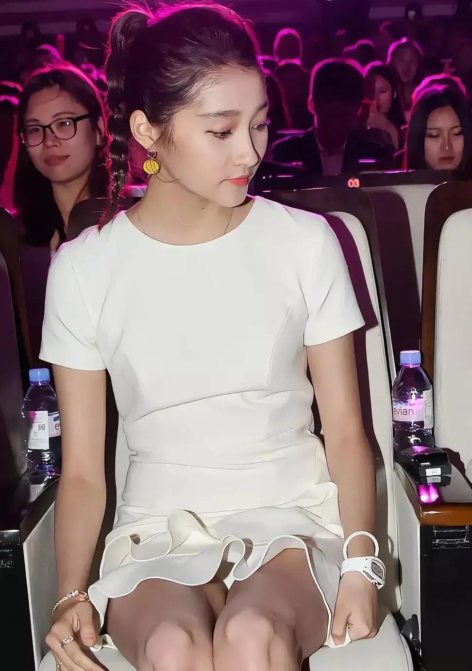 这一定是哪个无良网友拍的照片，
镜头如此之近，清晰度如此之高，
关晓彤的这件裙子