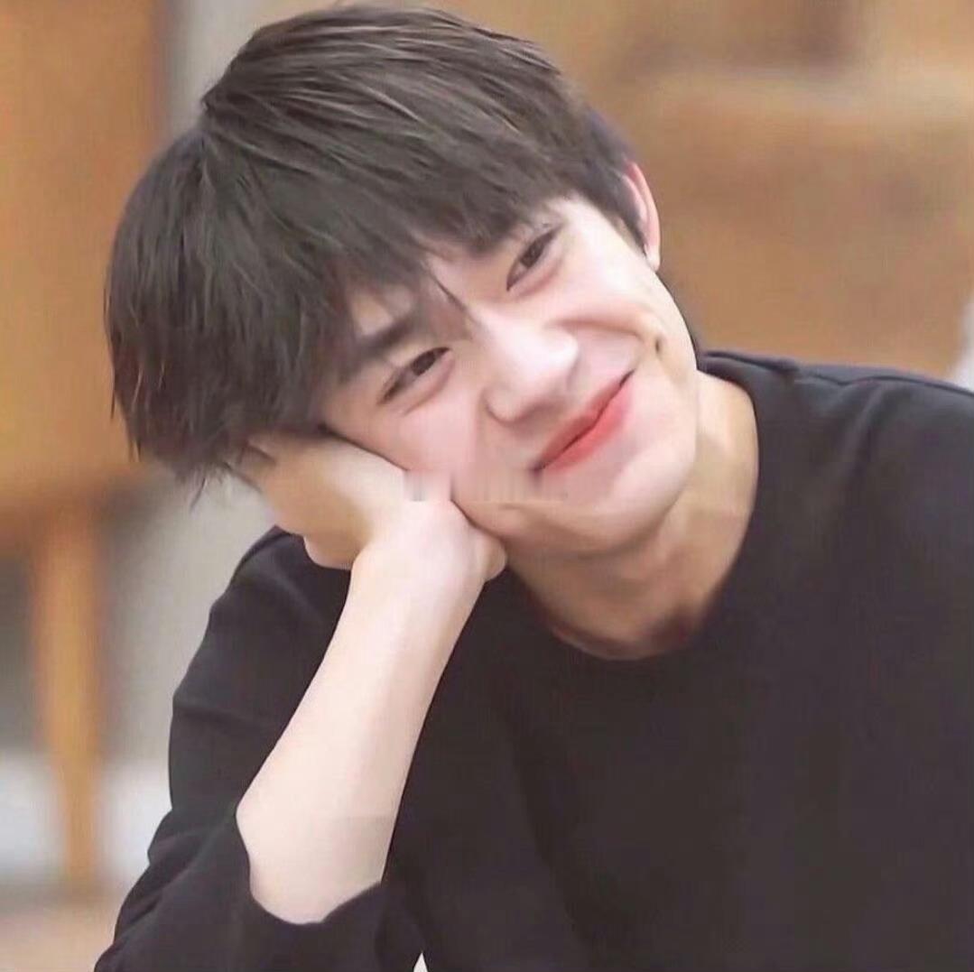 又被易烊千玺微笑甜到了 易烊千玺的微笑，似春日暖阳轻洒，温柔又治愈。那上扬的嘴角