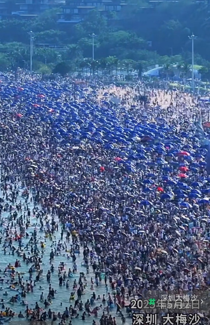 据说这是深圳大梅沙五一假期的现场，人人人，海水还没看到，先看人挤人。大家可以不用