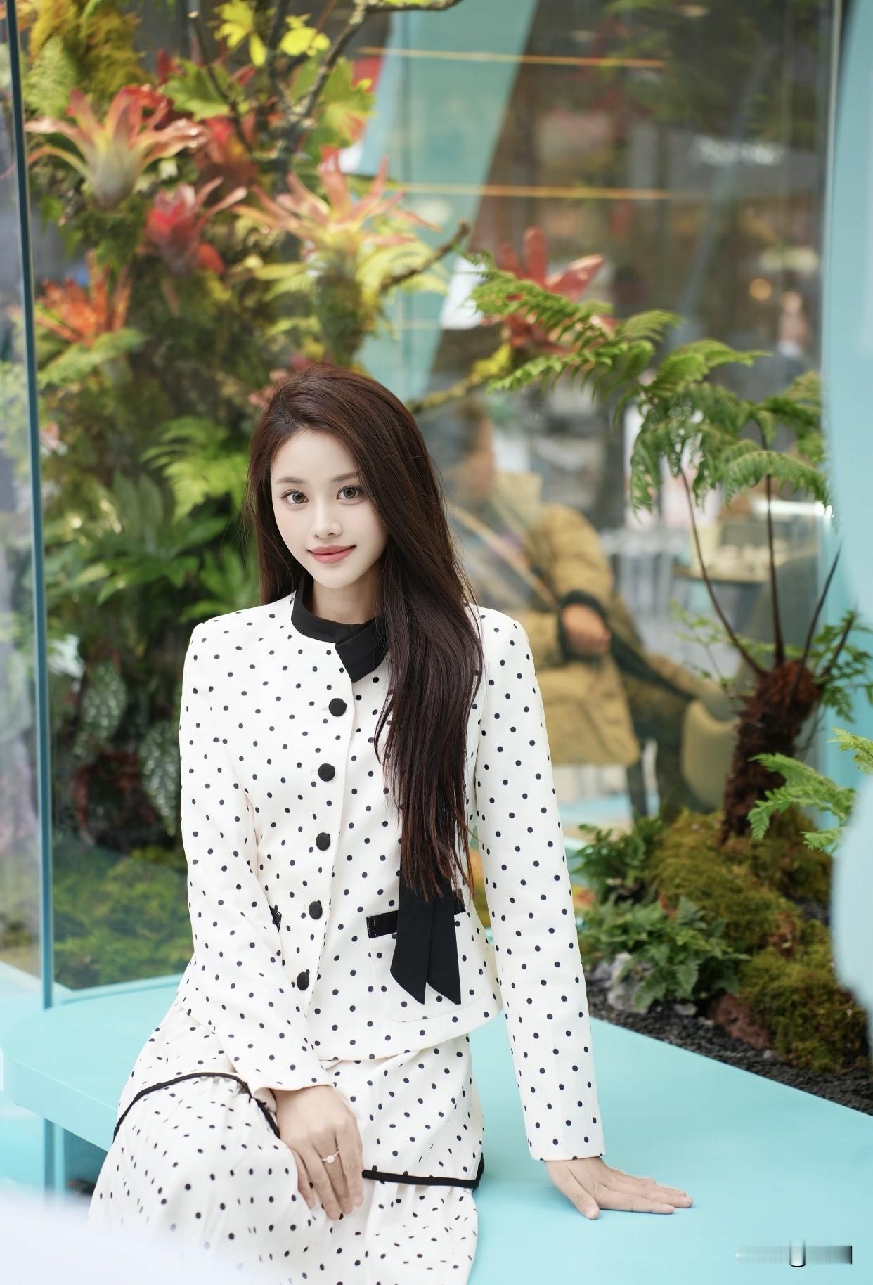 美女的美丽瞬间分享青丝拂面，笑语盈盈。