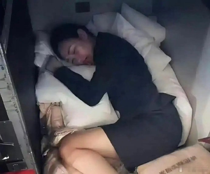 第一次见空姐休息室，好辛苦啊 