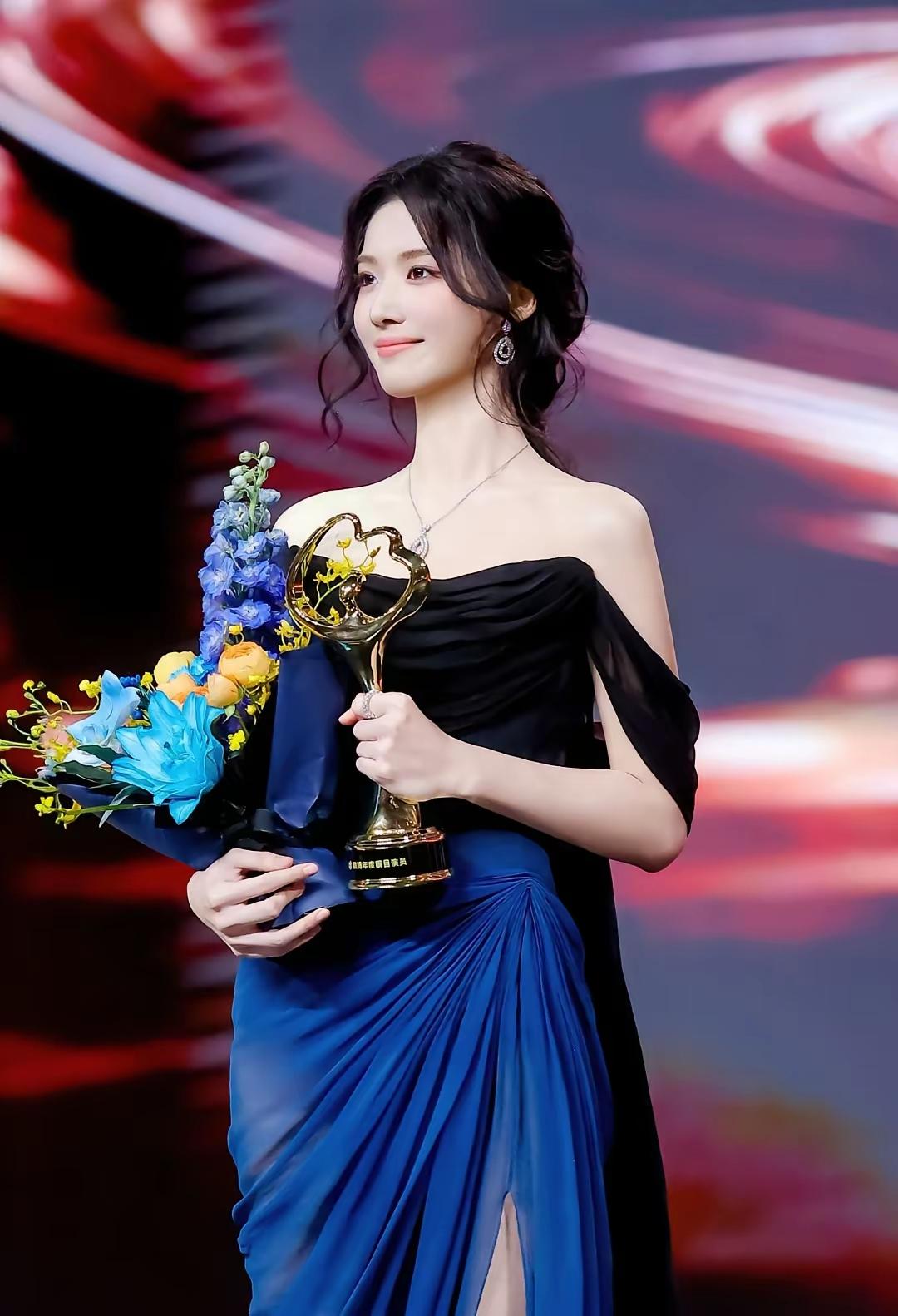 [送心]卢昱晓，不只是“抽象少女”，也可以很性感啊[爱慕]而且，腿和jio，好好