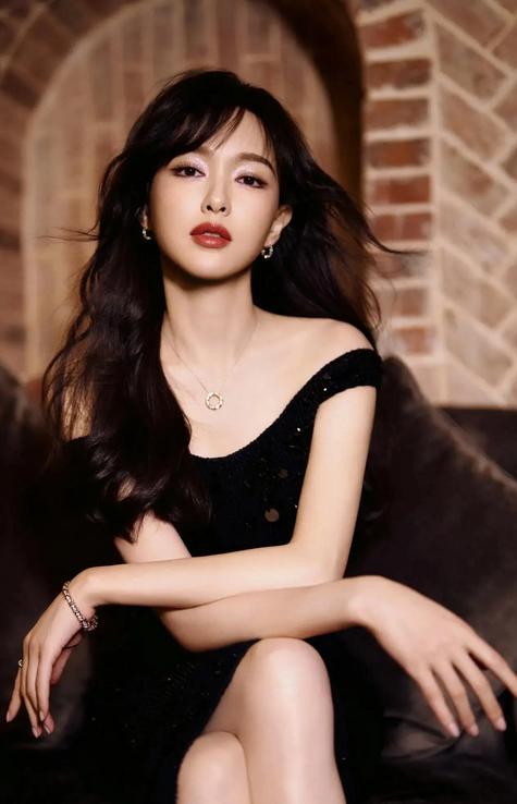 热搜上看到唐嫣，第一次不是因为美貌和作品。

在公公的葬礼上，她用一个举动重新定