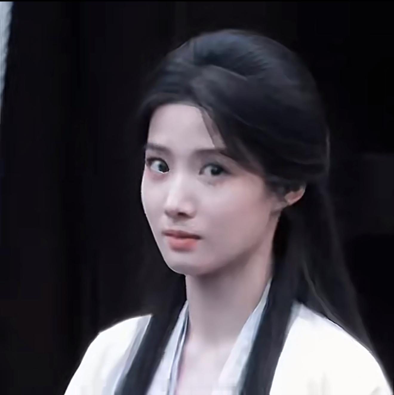 王楚然只能笑卢昱晓不敢笑一个不爱笑放空就被骂摆臭脸，现在镜头前硬逼着自己全程笑；
