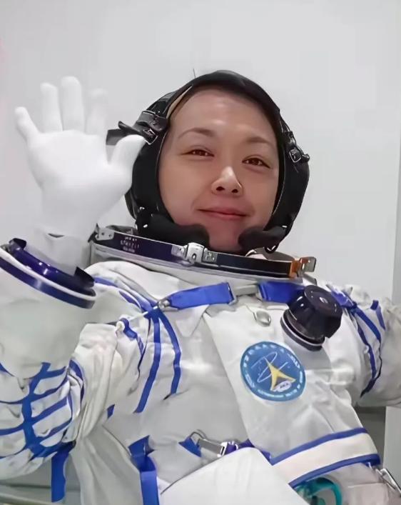 入驻"天宫"还不到10天，黎家盈就接到了一个新任务。
 
这个任务不是实验，不是