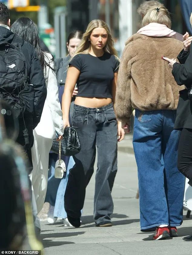 贝克汉姆14岁女儿亮相纽约，秀肚腩挺惹眼，手拿3万元皮包引发争议 