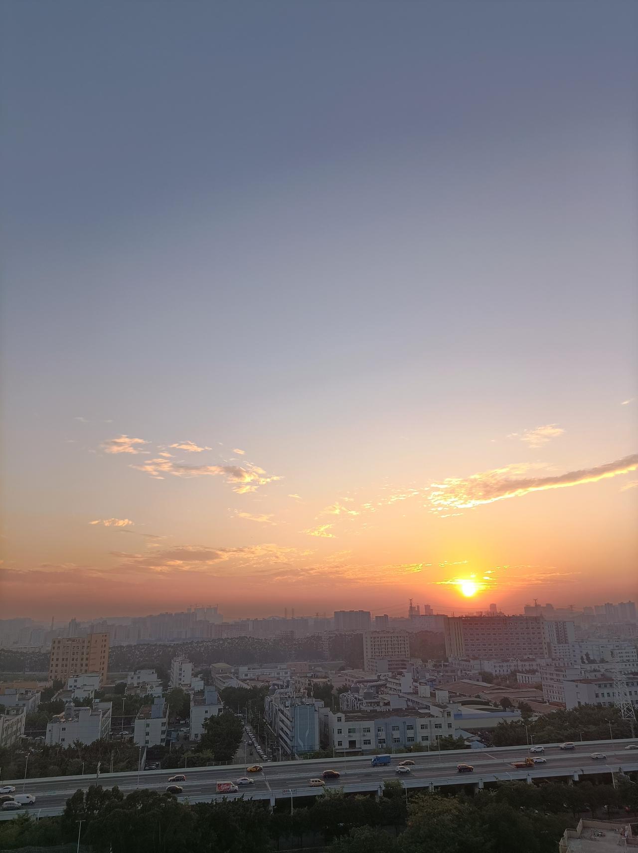 我拍到的落日瞬间昨天下午拍到的落日夕阳，金色略带粉色的夕阳很美！