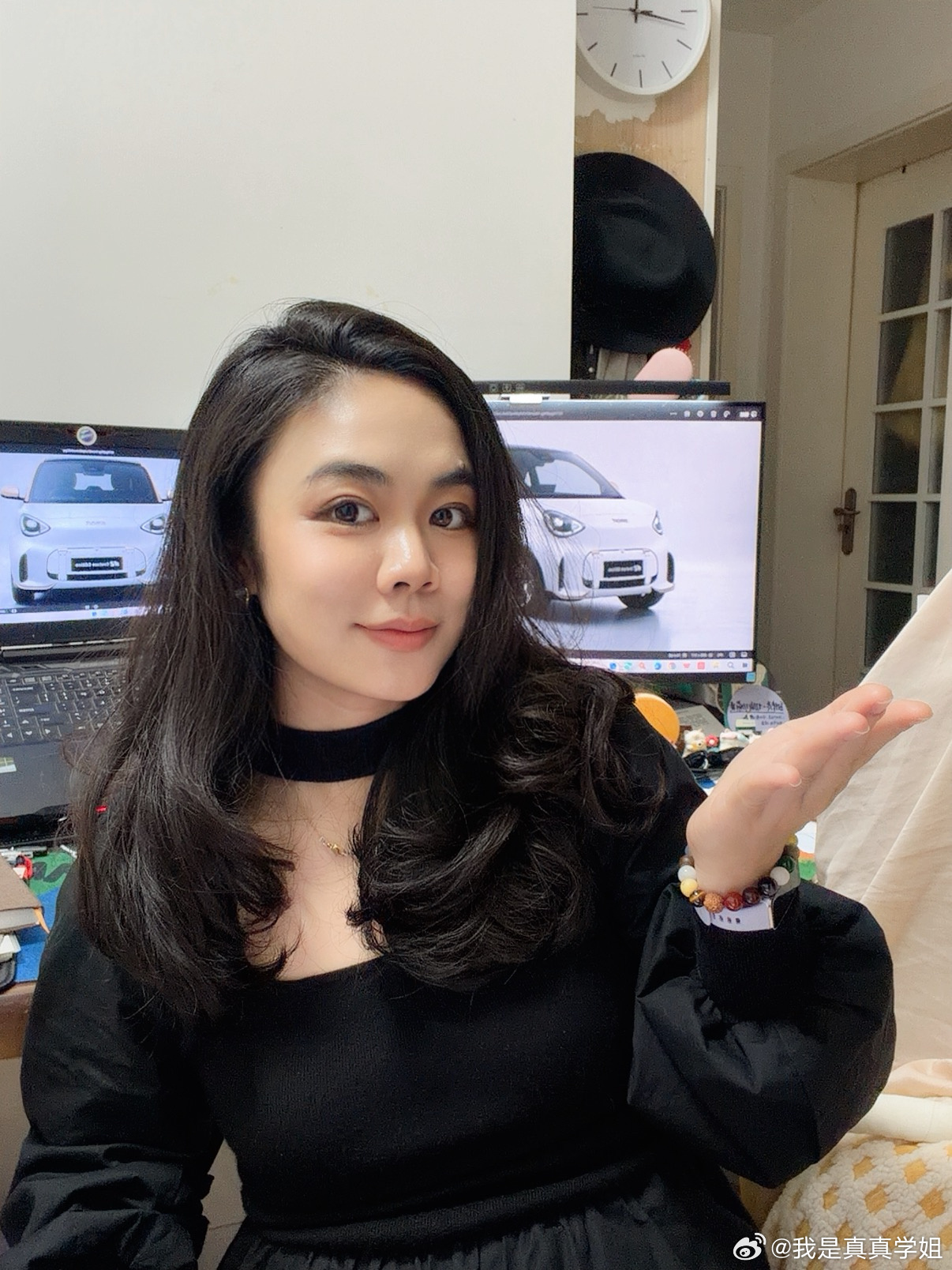 突然发现大家的穿商到了极致我的穿搭要么就是极致黑白纯色，要么就是极繁[嘻嘻][嘻