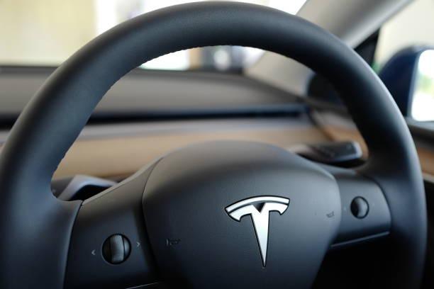 1 月 6 日，特斯拉在美股交易中股价大跌 4.14%，报 432.96 美元，