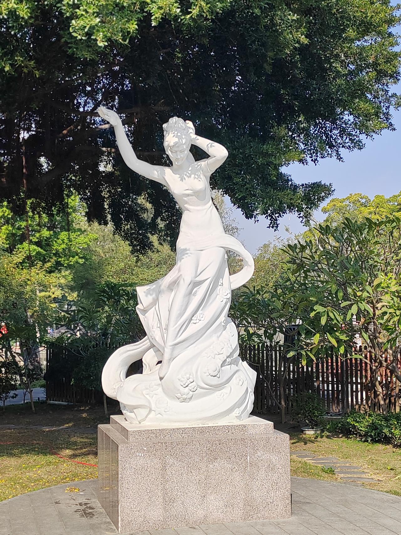 分享手机里随手拍的风景照其实，汕头中山公园挺美的，完全用不着虚假宣传欺骗外地游客