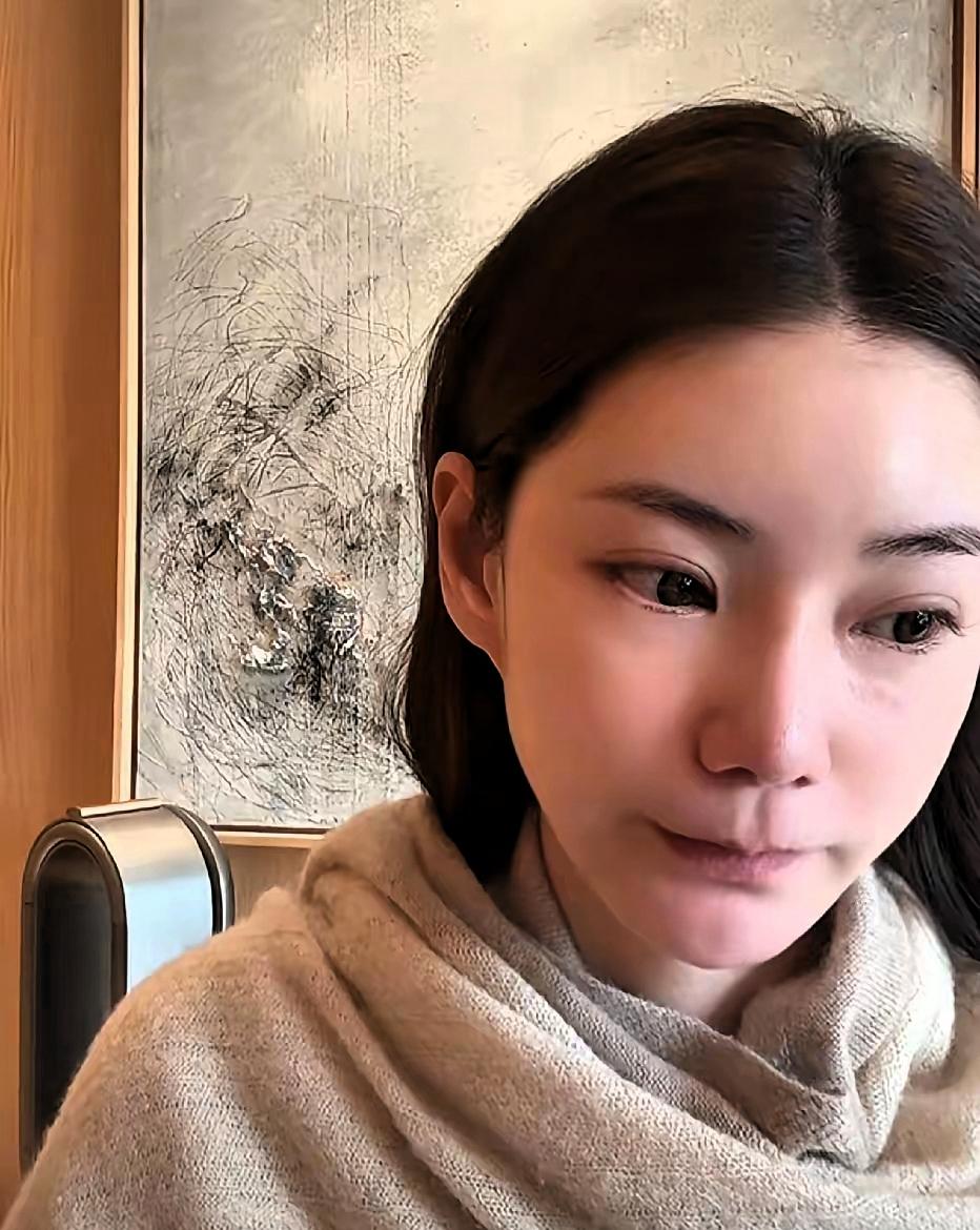 她回北京了。百日宴快到了。日子过得快。
她直播一直忙。没去送婆婆。生日也没去。大