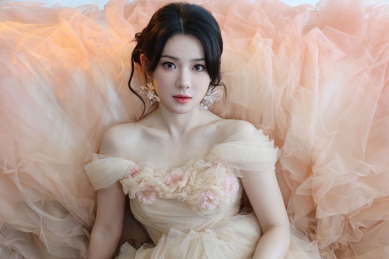 刘夕语首次走红毯大大方方的 刘夕语把春日穿在身上！浅粉纱裙裙摆轻扬甜而不腻，首次