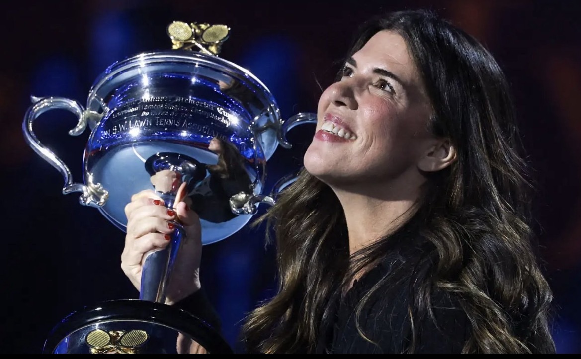 莱巴金娜首夺澳网冠军莱巴金娜10连胜世界前十澳网2026 女单颁奖嘉宾是好久不见