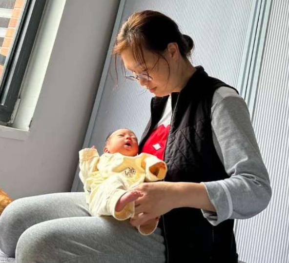 关于找月嫂这个事，看家庭情况，有钱就值得，没钱就不值得。 
我身边有很多朋友生孩