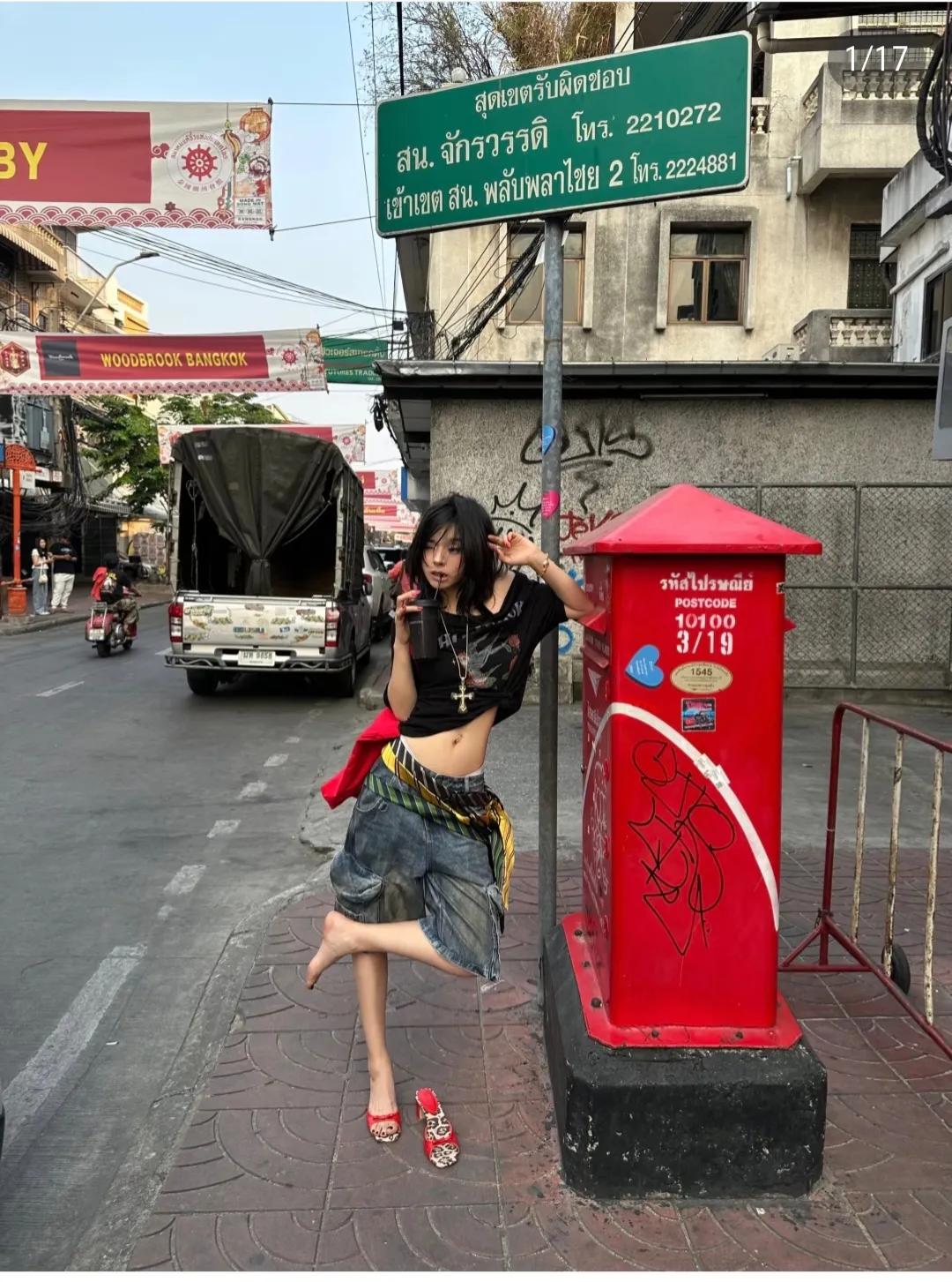 虽然很有大片感，但最吸引我的眼球的还是那二脚趾头。