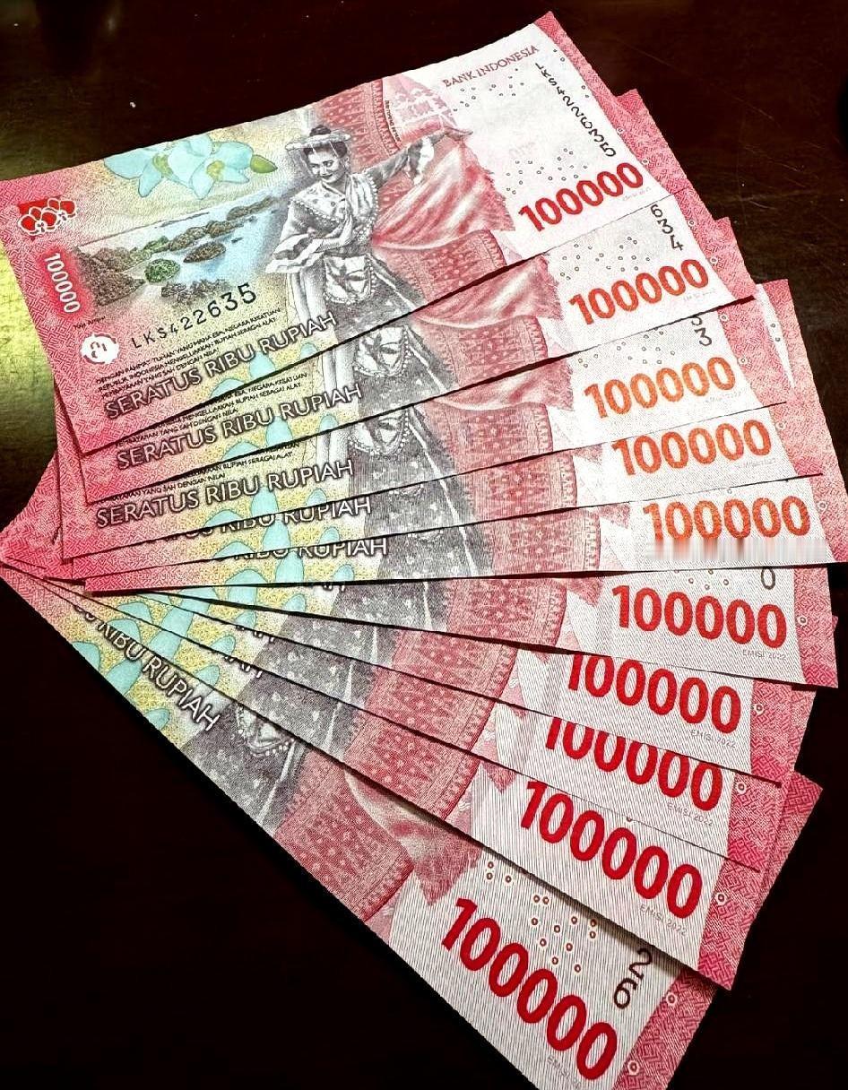 侄子外国女友第一次上门，临走硬塞10张钞票，每张印着“100000万”。
这数字