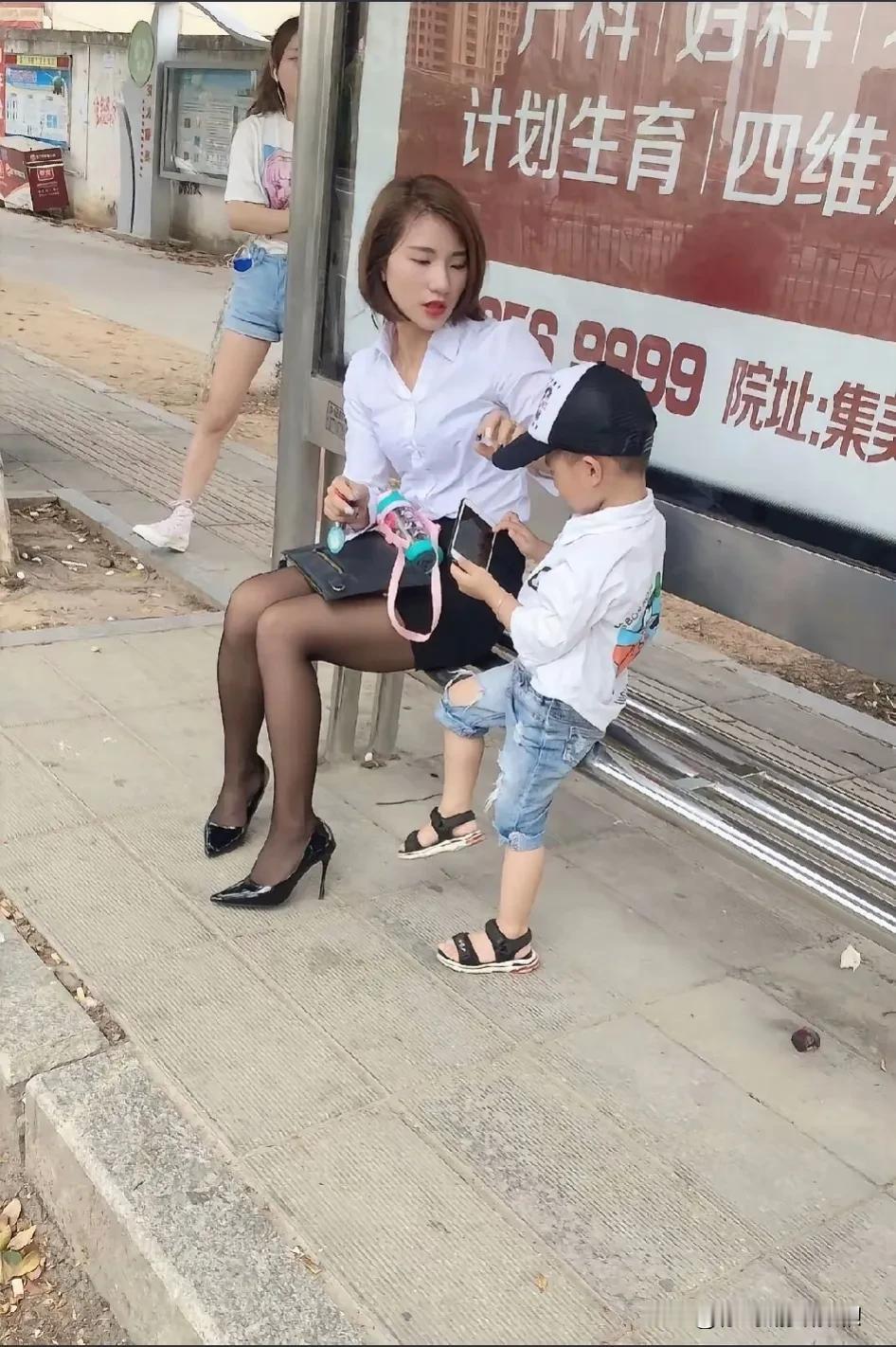 偶遇曾经暗恋过得女孩，现在带着孩子等公交，是一种什么感觉。[流泪]