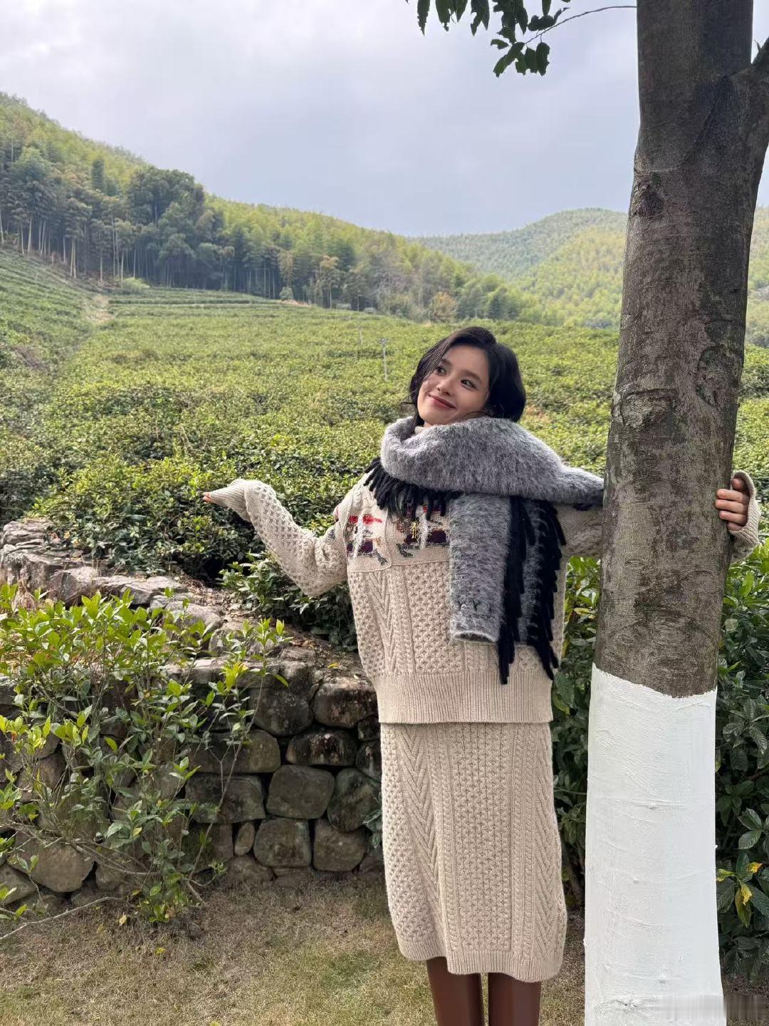 张婧仪白色针织套装张婧仪针织look 怎么有人穿一整套针织look也能这么美啊 