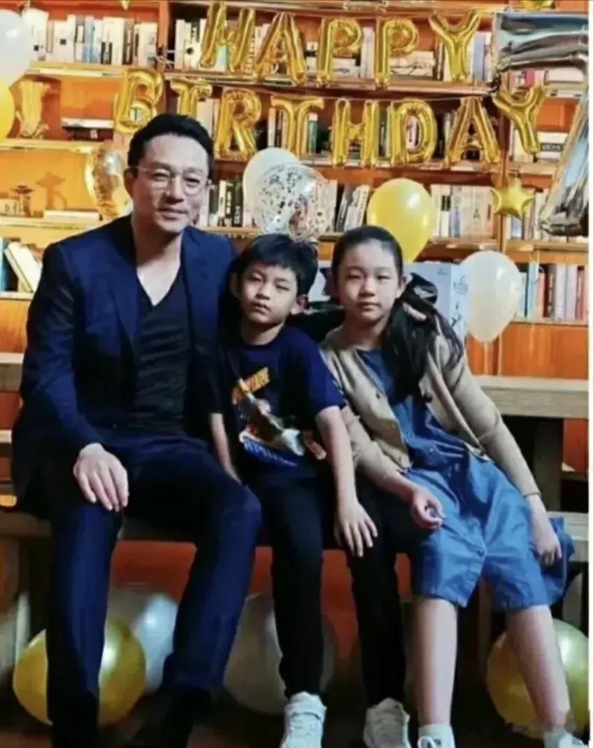 汪小菲与大Ｓ的女儿小玥儿，小时候都是很活泼很可爱的，整天无忧无虑，但现在刷到她一