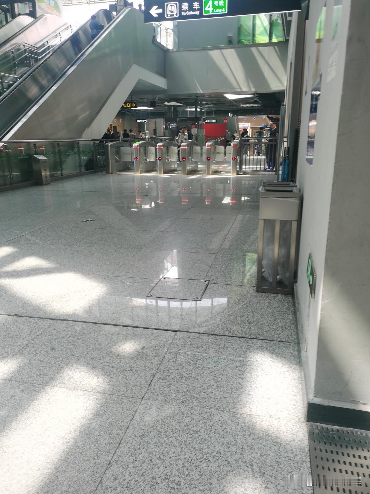 都说现在严查冒用他人免费乘车卡，我天天坐地铁的，这还第一次见到督查人员站在出站口