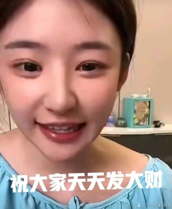 黄一鸣还说以后要减少直播，但她从来都没有正面的回应过，没承认也没否认，还经常主动