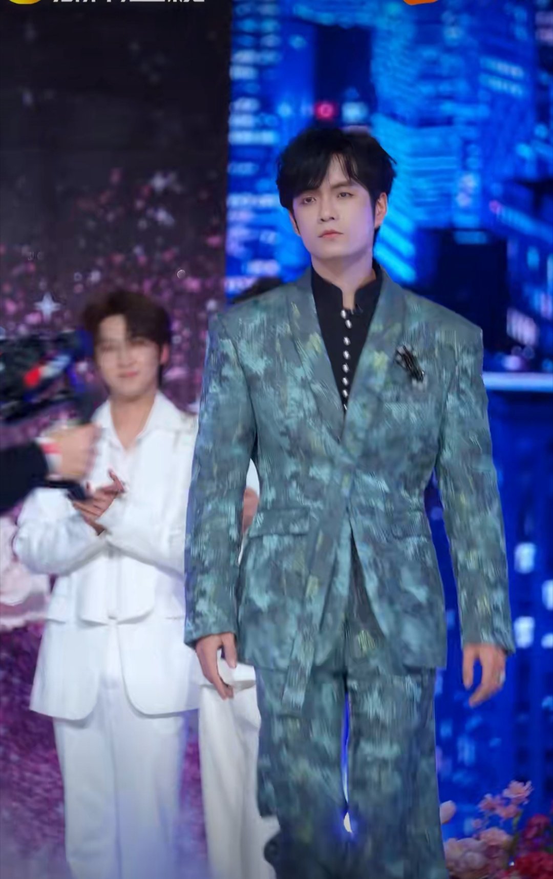 不愧是卫视王牌！开场秀的质感和创意，直接拉满期待值。好六开场秀看得眼前一亮又一亮