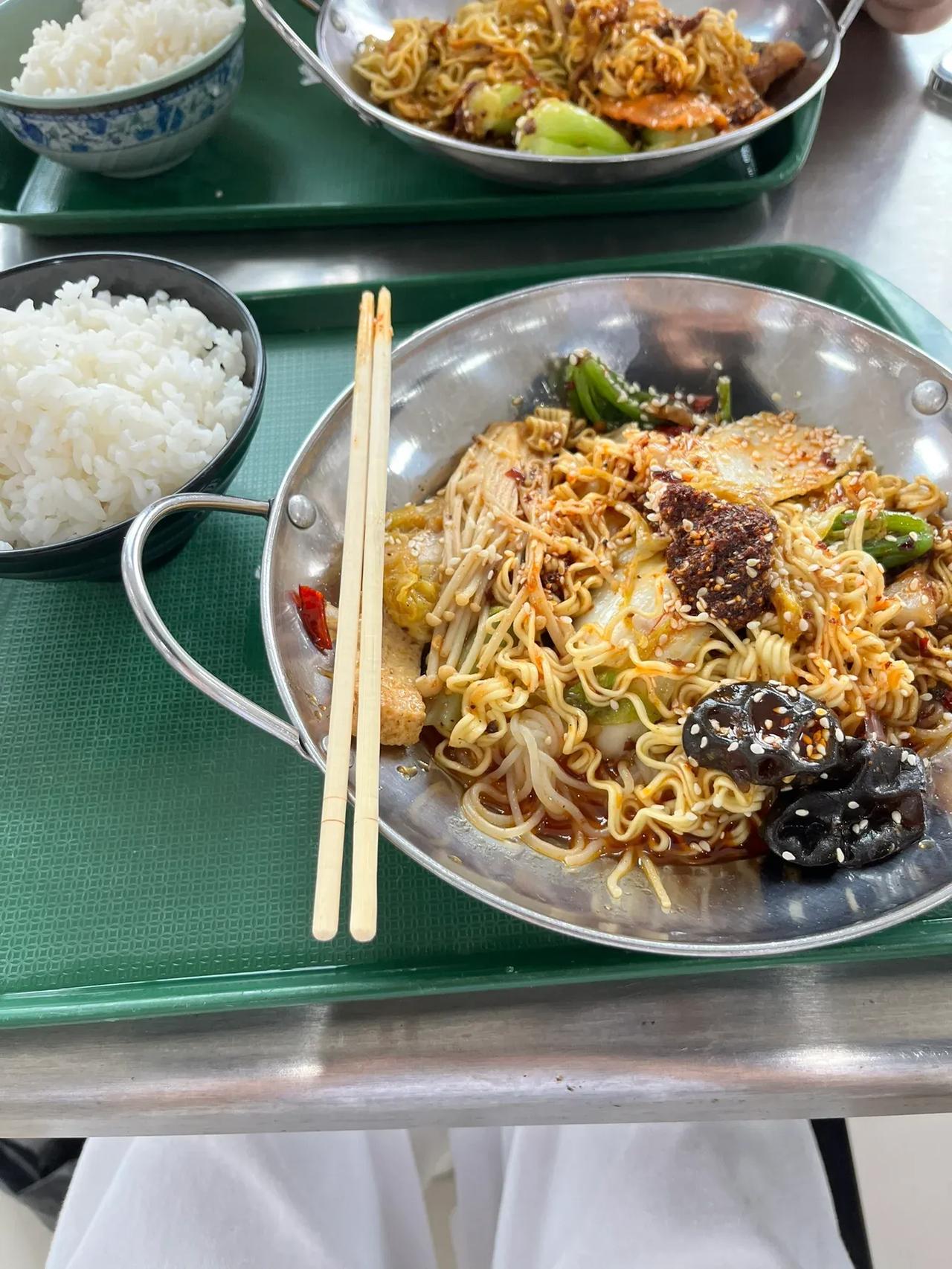 一个月生活费5000的大学生每天花费

早饭一份馄饨：8元
午饭麻辣香锅：14元