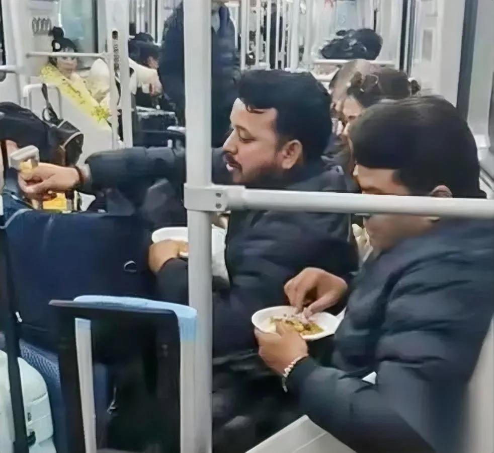 地铁里又见外国人吃饭

这次工作人员该不会又只“教育”了事吧？

之前就有博主拍