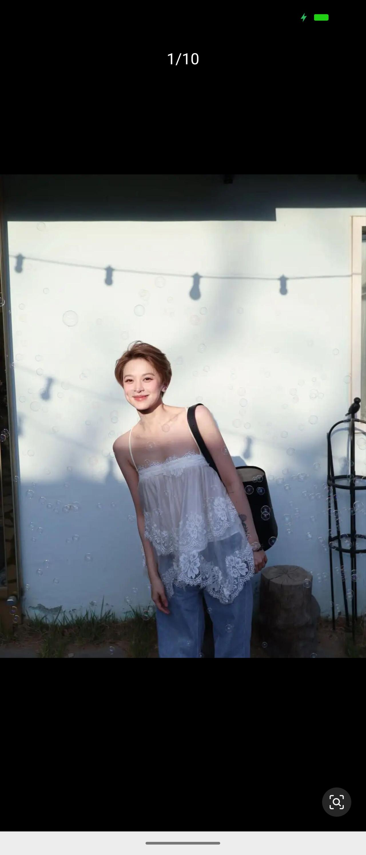 暖光漫洒的春日时光里，利落短发配轻盈蕾丝吊带与牛仔裤，游走在白墙巷陌、繁花小径与