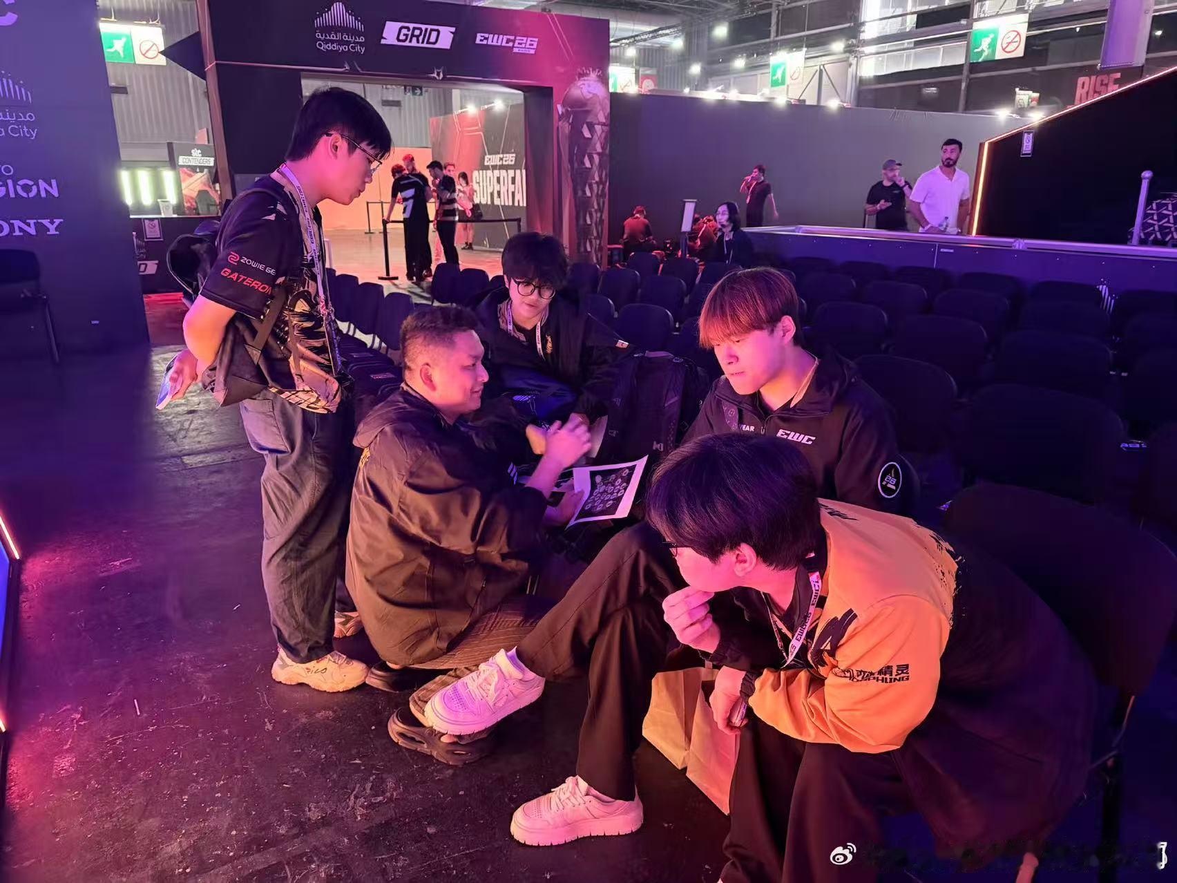 天霸世俱杯突发轮换世俱杯赛场迎来突发赛中轮换，天霸麋鹿身体突发呕吐不适，依旧咬牙